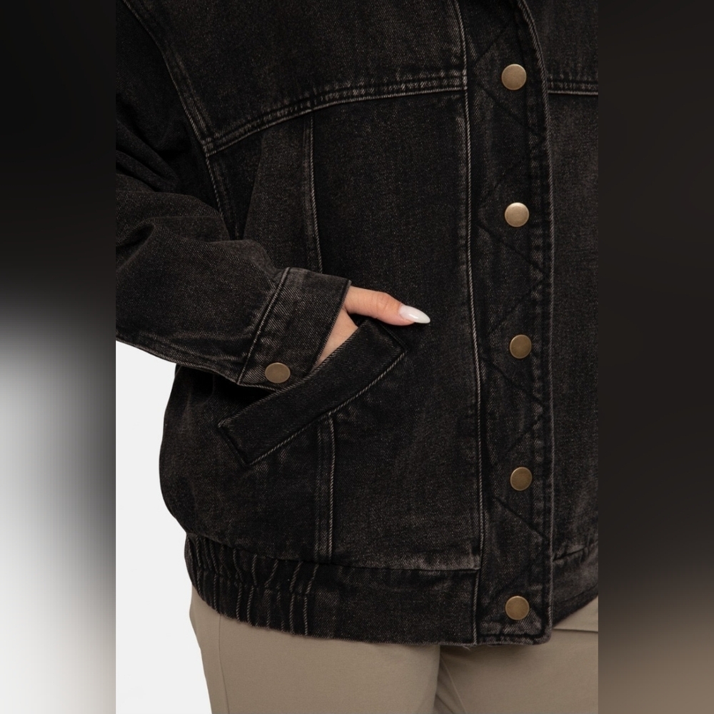 Women's Sherpa Collar Denim Jacket - Picture 4 of 9